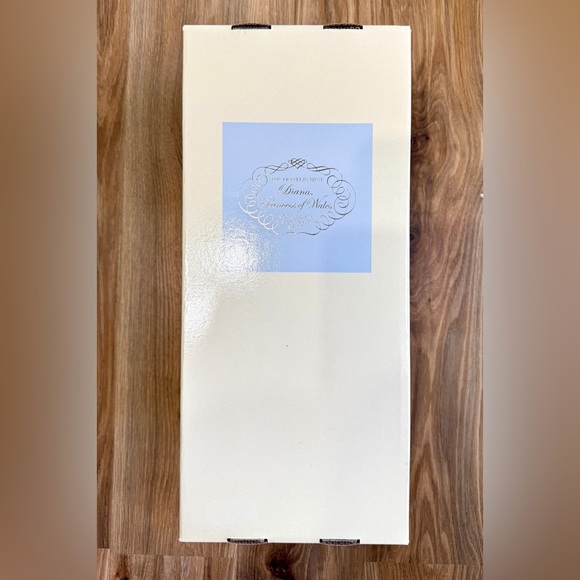 Franklin Mint Diana, Princess of Wales Porcelain Portrait Doll NEW - Picture 5 of 5